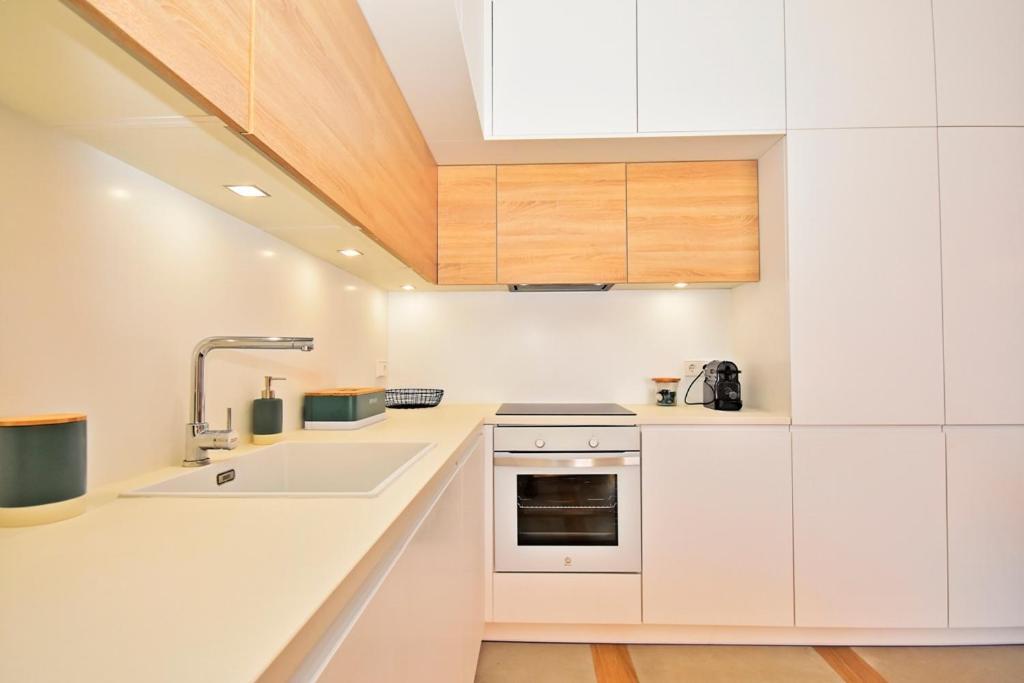 Apartment 70sqm Private Terrace In Front Of The Sea & 107sqm Brand New