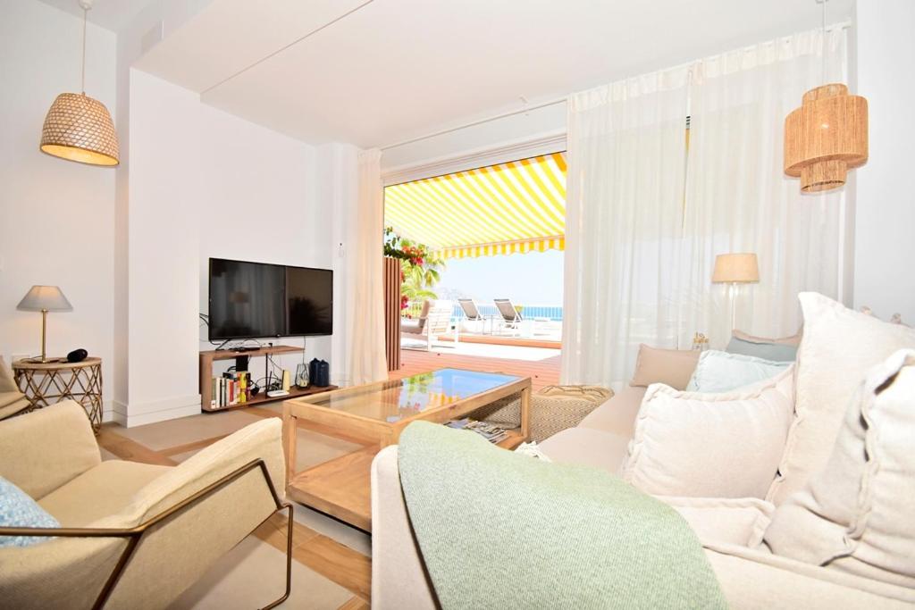 70sqm Private Terrace In Front Of The Sea & 107sqm Brand New Apartment